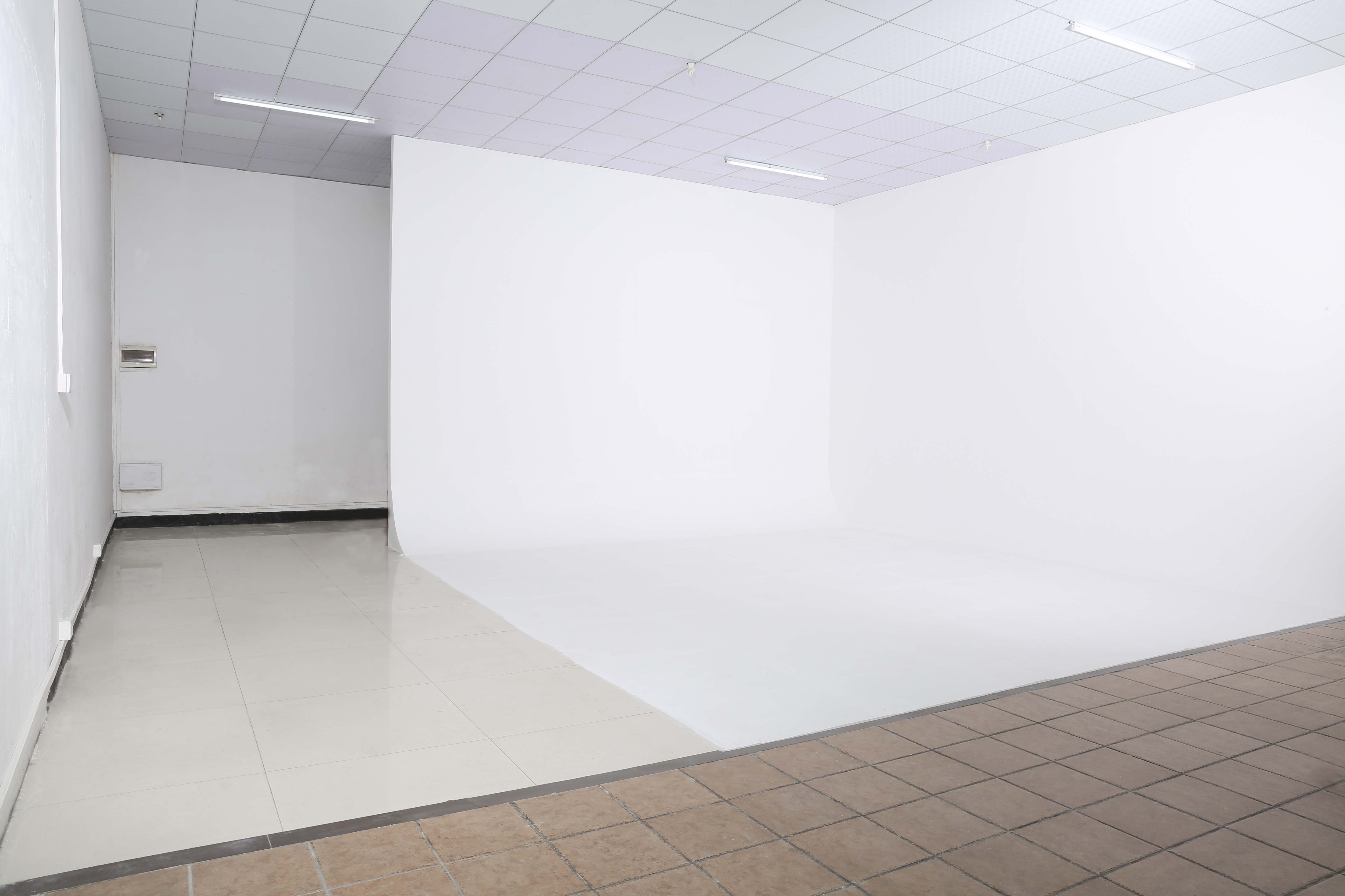 广州荔湾摄影棚出租无影墙80/时地铁旁