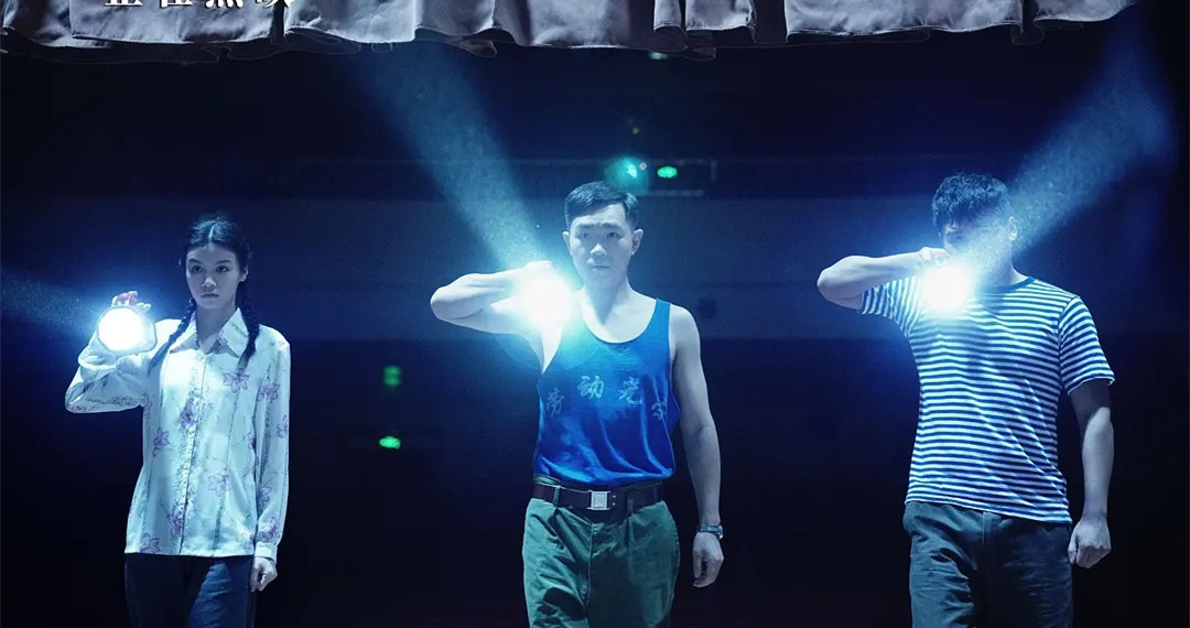 正在后退的腰部影片们