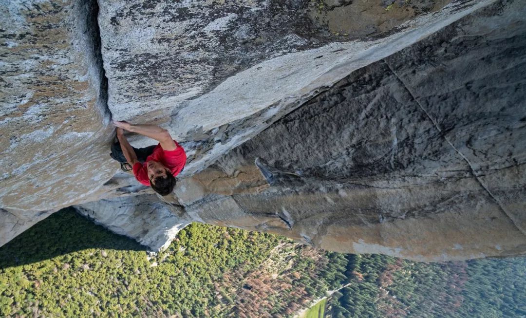 亚历克斯·霍诺德(alex honnold)在不使用任何保护措施攀登约1000多