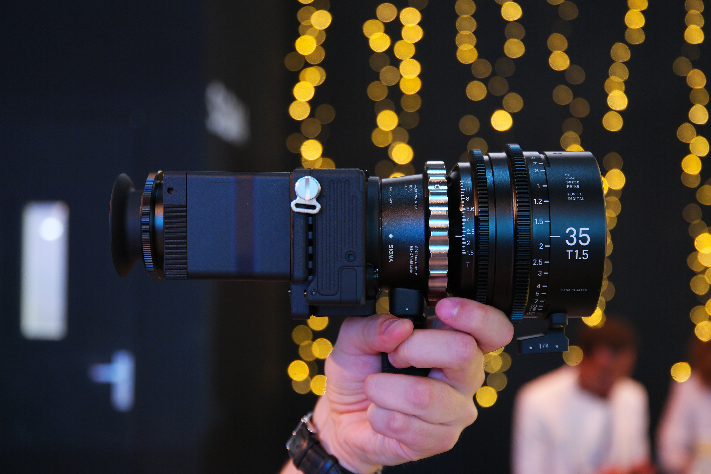 是最小全画幅相机也是专业导演取景器sigmafp已成国外导演摄影师们