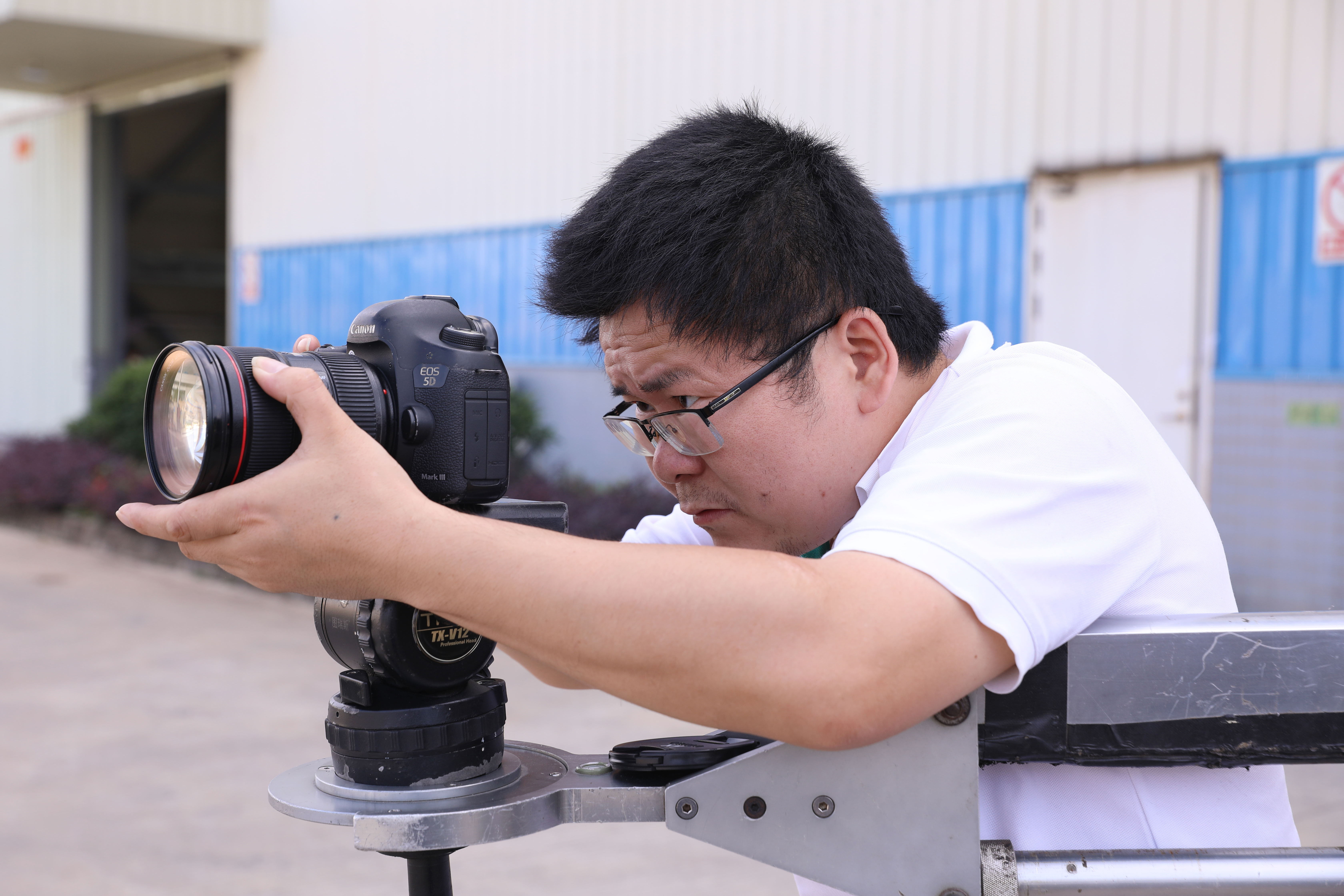 深圳企业宣传片平湖拍摄视频制作-在巨画找到心的归属