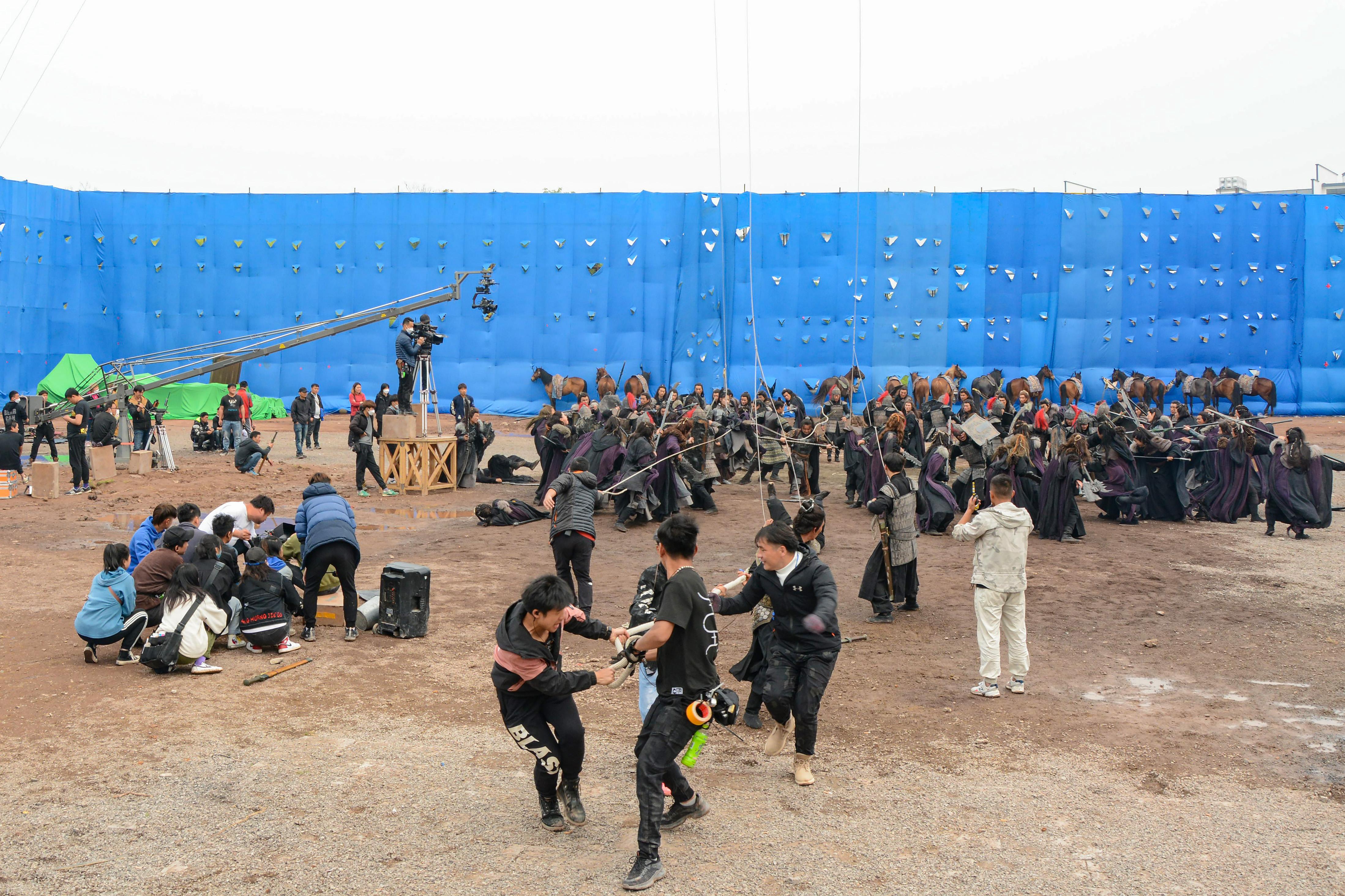 最近有个项目开机,在开机前他已经为所有剧组工作人员上好了剧组人员