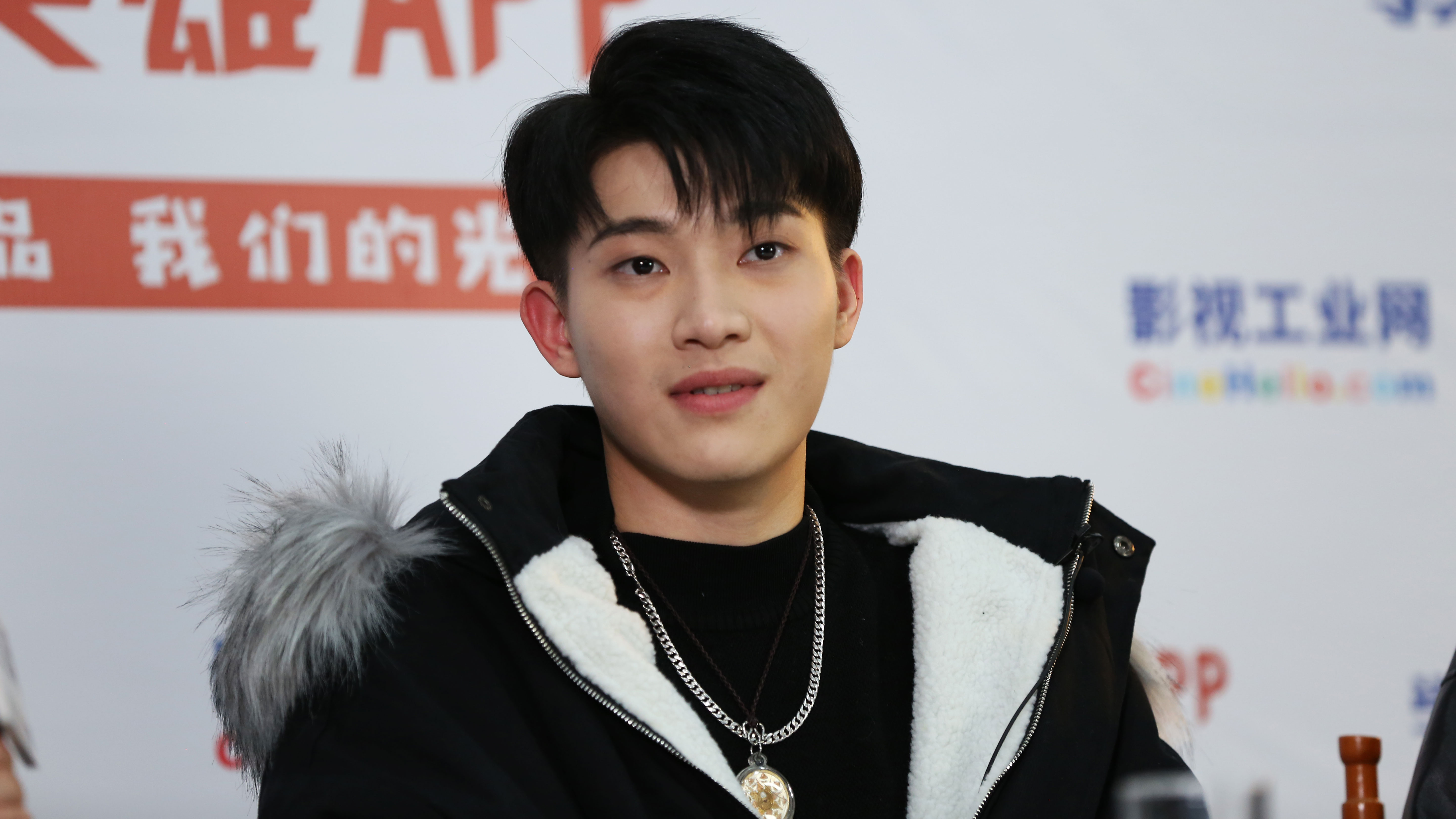 90后的谭俊豪和00后的王越坐客了影视工业网直播栏目「我是演员」,与